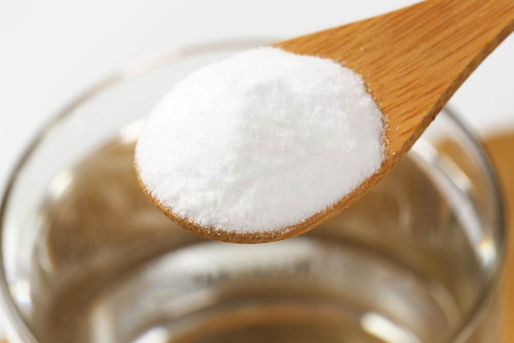 picture of baking soda in a wooden spoon
